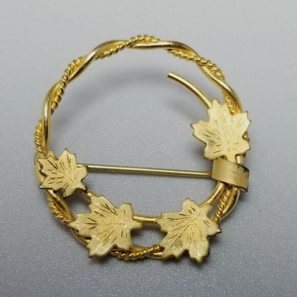 Vintage Yellow Gold Filled Leaf Wreath Circle Brooch, Signed Lapel Pin, Estate - Picture 6 of 7
